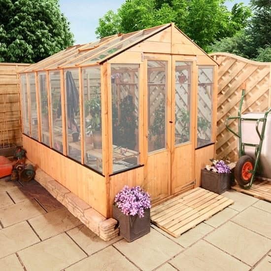 The 9 Advantages of a Polycarbonate Greenhouse