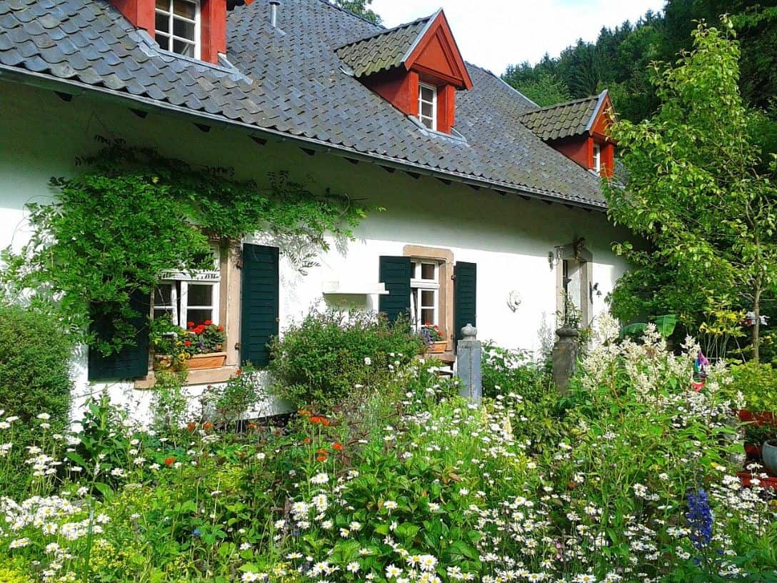 cottage-style-garden-7-informal-design-pixabay