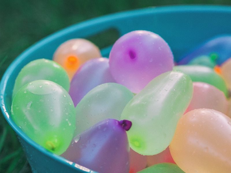 ultimate-bbq-party-ideas-67-water-balloon-fight